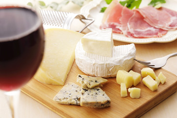 赤ワインとオードブル　Red wine and cheese platter