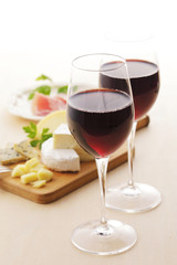 赤ワインとオードブル　Red wine and cheese platter