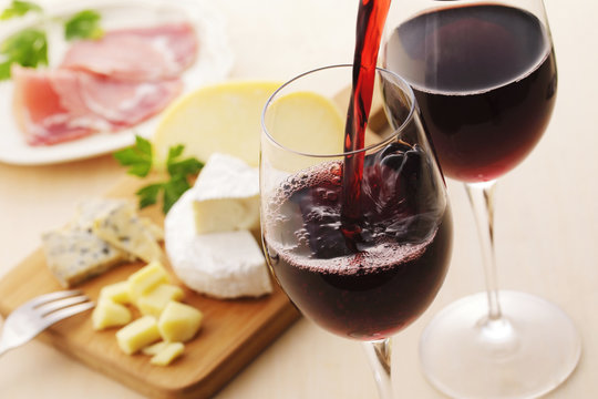 赤ワインとオードブル　Red wine and cheese platter