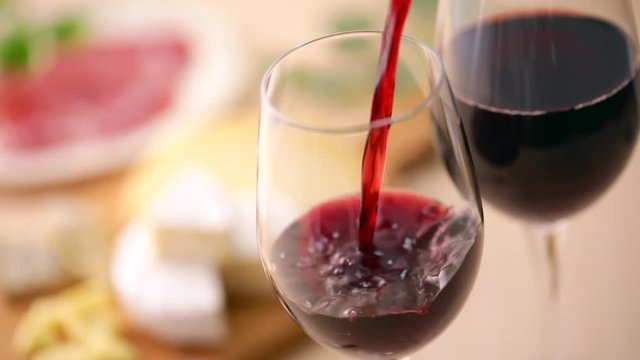 赤ワインを注ぐ　Pour red wine into the glass