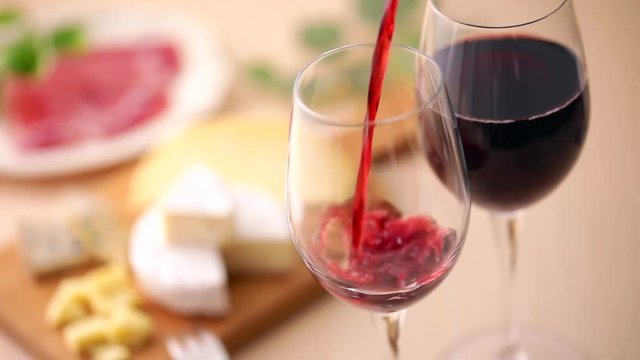 赤ワインを注ぐ　Pour red wine into the glass
