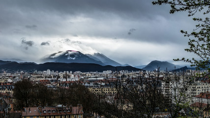Grenoble vue depuis les pentes de la Bastille, sous un temps pluvieux
