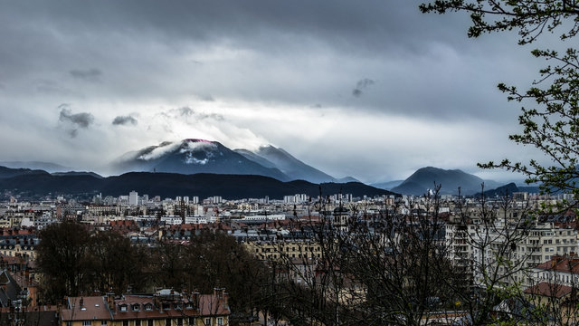 Grenoble vue depuis les pentes de la Bastille, sous un temps pluvieux