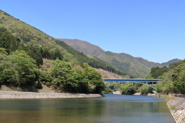 丹沢湖世附川とアーチ橋