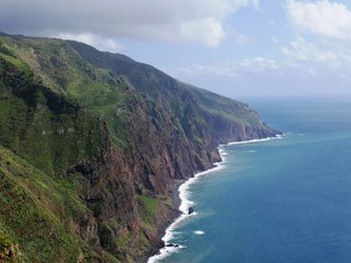 Fototapeta premium Falaise dans l'Atlantique à Ponta do Pargo île de Madère Portugal