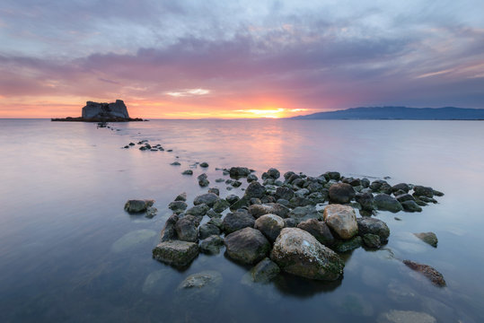 Bello atardecer en el delta del r&iacute;o Ebro junto a la torre de Sant Joan. Tarragona. Espa&ntilde;a