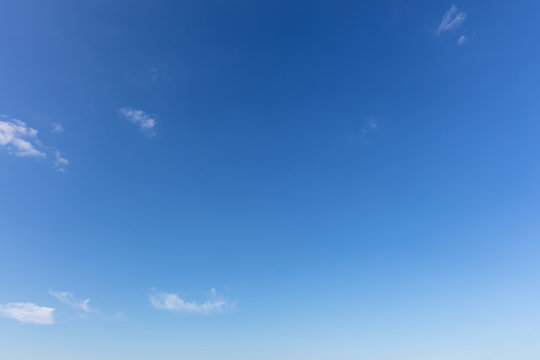 Blauer Himmel mit Wolken als Hintergrund