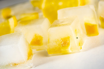 Refreshing ice cubes with lemon