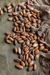 Kakao Bohnen auf dunkelem Hintergrund