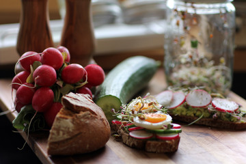 Brote mit Sprossen und Radieschen