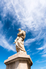 Statue vor Wolken und Himmel