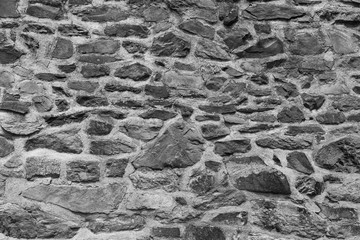 Altes Mauerwerk aus Bruchstein in Naturfarben einer Klostermauer