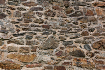 Altes Mauerwerk aus Bruchstein in Naturfarben einer Klostermauer