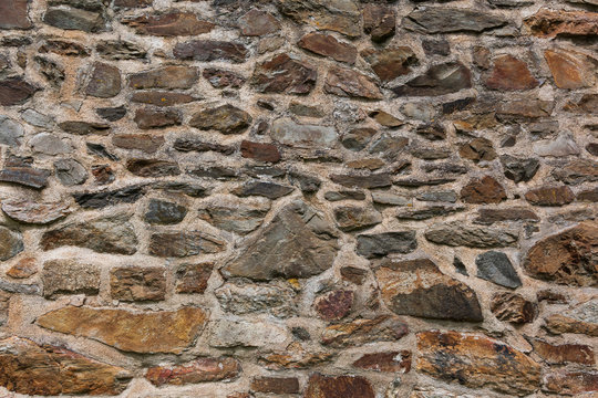 Altes Mauerwerk aus Bruchstein in Naturfarben einer Klostermauer