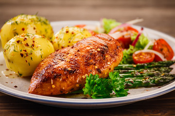 Grilled chicken fillet and vegetables