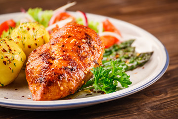 Grilled chicken fillet and vegetables