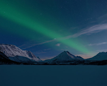 Sterne und Nordlicht über dem zugefrorenen Nakkevatnet (Tromsø, Norwegen)