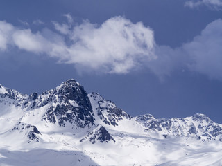 Fototapeta na wymiar the snow on the top of mountain with blue sky background