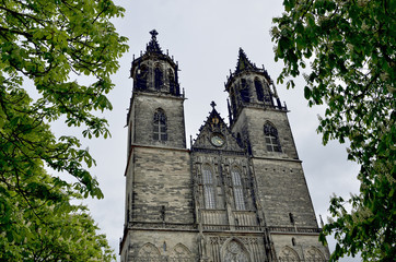 Fototapeta na wymiar Zwillingstürme des Dom, Magdeburg