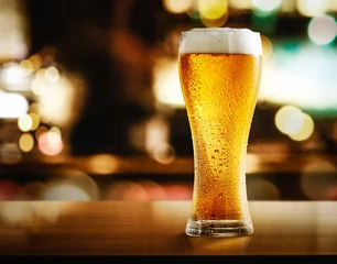 Sierkussen bier in de bar en vrije ruimte voor uw tekst © magdal3na