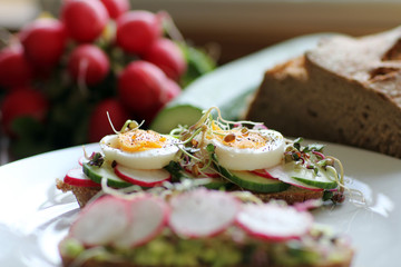 gesunde Sprossen auf Brot in der Küche
