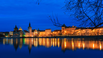 Prag an der Moldau mit Karlsbrücke und Dom in Tschechin zur Blauen Stunde