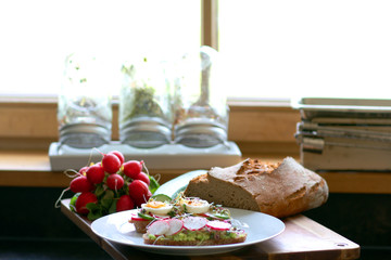 gesunde Sprossen auf Brot in der Küche
