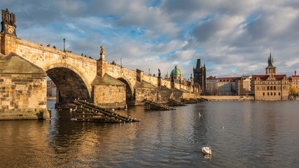 Fototapeta na wymiar Prag an der Moldau mit Karlsbrücke und Dom in Tschechin