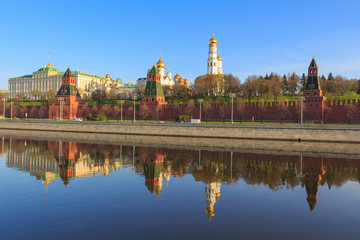 Obraz premium Kremlevskaya embankment on the background of Moscow Kremlin on a sunny spring morning
