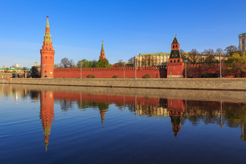 Obraz premium View of Moscow Kremlin and Moskva river on a sunny spring morning