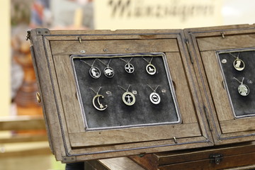 Wappen aus Geldstücke d mark und euromünzen