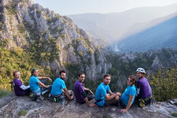 Crédence de cuisine en verre imprimé Alpinisme Team of climbers reaching the summit