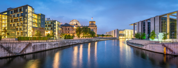 Obraz premium Wieczorem dzielnica rządowa w Berlinie z Reichstagiem, Bundestagiem, Paul-Löbe-Haus i Marie-Elisabeth-Lüders-Haus