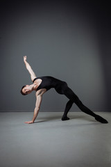 Obraz premium Strong patient dancer training and doing dance exercises.