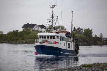 Obraz premium Fishing boat Lyngvær in Bronnoysund harbor Northern Norway