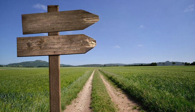 Feldweg mit Wegweiser