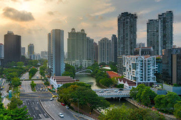 Obraz premium Panoramę miasta wzdłuż rzeki Singapur
