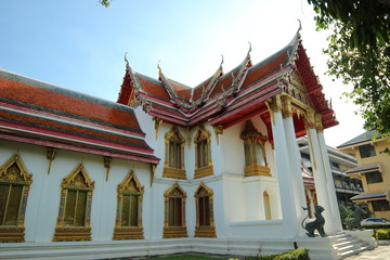 タイバンコクのお寺　ワット　青空　オレンジ色の屋根