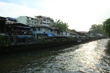 Fototapeta premium バンコク タイ 壊れた廃車のタクシー 廃墟イメージ