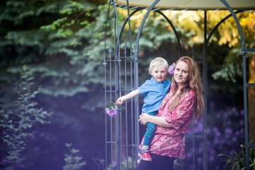 zufrieden mit dem kleinem Sohn