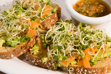 Salmon aguacate y germinado
