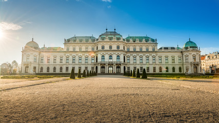 Das Schloss Belvedere in Wien bei Sonnenschein - obrazy, fototapety, plakaty