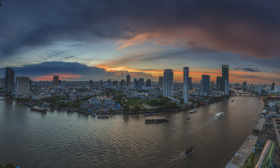 Panoramaaufnahme von Bangkok mit Chao Phraya Fluss aus Vogelperspektive fotografiert Abends zur blauen Stunde bei leichter Bewölkung im September 2016