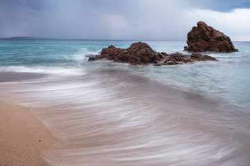 Fototapeta na wymiar l’écume de mer sur une plage du sud de la france 