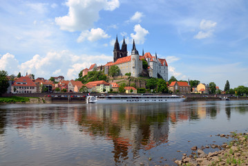 Obraz premium Medieval Albrechtsburg castle overlooking the Elbe river in Meissen, Germany
