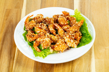 Batter shrimps with salad