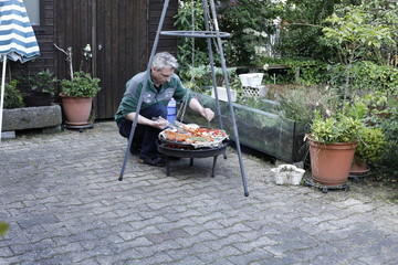 Mann beim Grillen