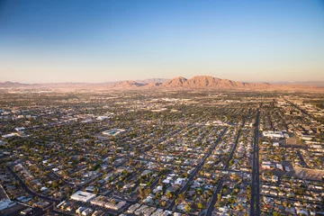 Zelfklevend Fotobehang Luchtfoto over stedelijke voorstedelijke gemeenschappen gezien vanuit Las Vegas Nevada met straten, daken en huizen © littleny