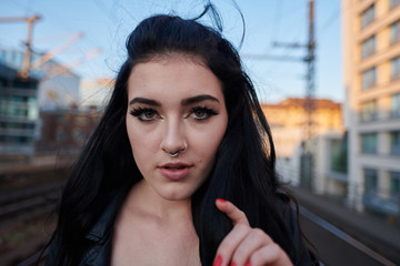 Junge Frau spaziert an einem Frühlingsabend durch die historische Mitte von Berlin XI