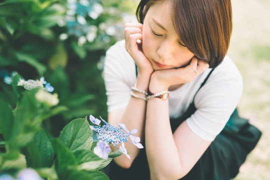 紫陽花と女性